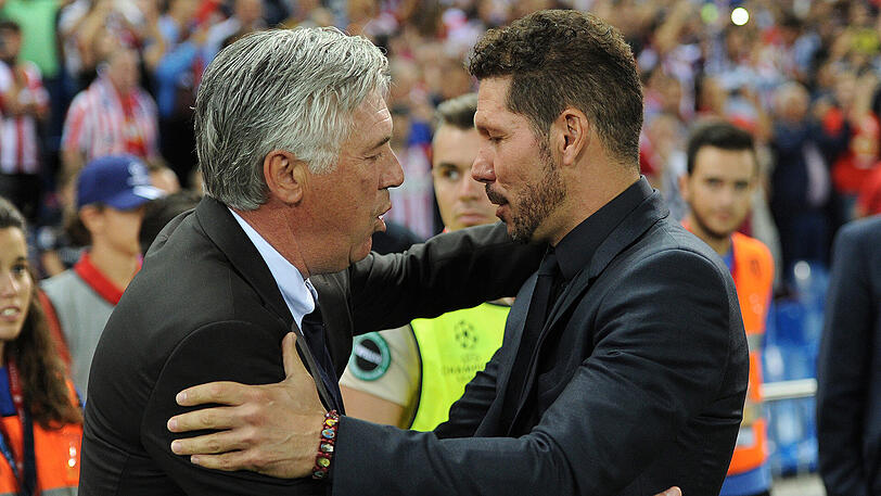 Carlo Ancelotti (links) und Diego Simeone begrüßen sich vor dem Champions-League-Spiel des FC Bayern gegen Atlético Madrid am 28. September 2016 in Madrid.