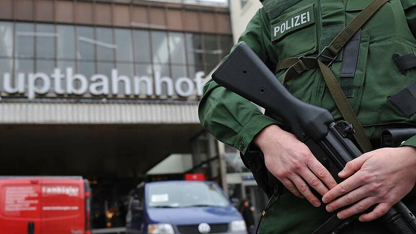 Ein Polizist vor dem Hauptbahnhof - hier sind die Straftaten rückläufig.