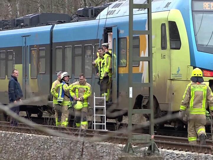 Ein Regional-Express steht auf einem Gleis bei Rheine. Der Zug musste halten und wurde geräumt, nachdem umgestürzte Bäume die Bahngleise auf der Strecke zwischen Rheine und Salzbergen blockiert hatten.