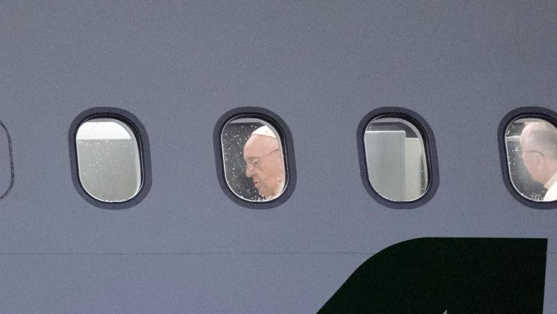 Papst Franziskus in einem Flugzeug der Alitalia. Papst Franziskus in einem Flugzeug der Alitalia.