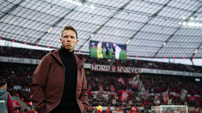 Bayers Trainer Julian Nagelsmann blickt vor der Partie in die Runde.