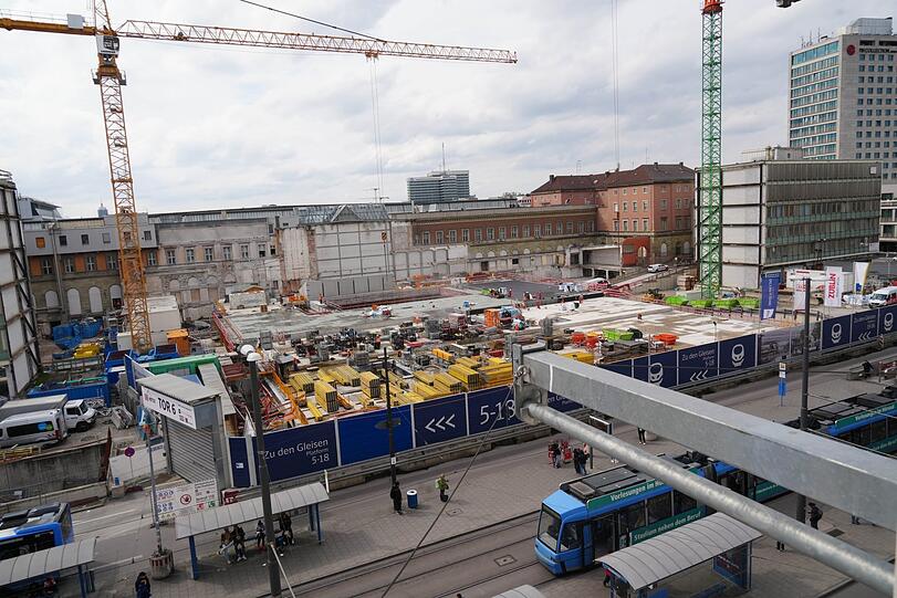Die Empfangshalle ist abgerissen, doch bis der neue Hauptbahnhof fertig ist, wird es noch sehr lange dauern.