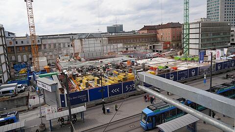 Die Empfangshalle ist abgerissen, doch bis der neue Hauptbahnhof fertig ist, wird es noch sehr lange dauern.