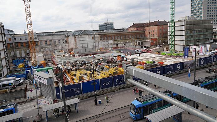 Die Empfangshalle ist abgerissen, doch bis der neue Hauptbahnhof fertig ist, wird es noch sehr lange dauern.