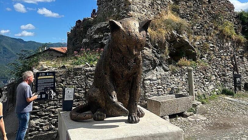 Die Katzenstatue gibt es seit zwei Jahren.