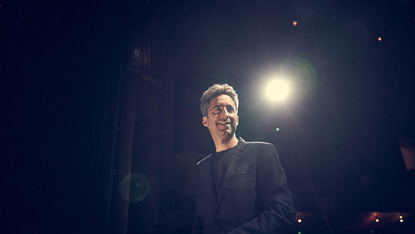 Daniel Grossmann wurde 1978 in München geboren. Er studierte Dirigieren in München, New York und Budapest. 2005 gründete er das Orchester Jakobsplatz, das sich 2018 in Jewish Chamber Orchestra Munich umbenannte. Daniel Grossmann wurde 1978 in München geboren. Er studierte Dirigieren in München, New York und Budapest. 2005 gründete er das Orchester Jakobsplatz, das sich 2018 in Jewish Chamber Orchestra Munich umbenannte.
