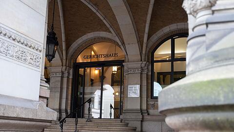 Ein Mann soll jahrelang seine Familie gequ&auml;lt haben und steht deshalb ab Mitte Januar vor Gericht. (Archivbild)