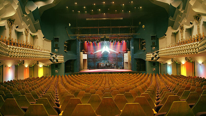 1982: Der Theatersaal des Deutschen Theaters mit Blick zur B&uuml;hne, nach der Sanierung.