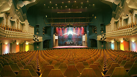 1982: Der Theatersaal des Deutschen Theaters mit Blick zur B&uuml;hne, nach der Sanierung.