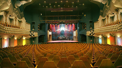 1982: Der Theatersaal des Deutschen Theaters mit Blick zur B&uuml;hne, nach der Sanierung.