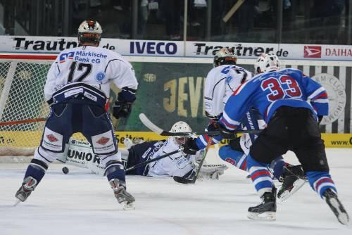 Das Tor zur Nürnberger Führung: Greg Leeb (verdeckt) schiebt den Puck vorbei an Roosters-Torhüter Sebastian Stefaniszin ein zum 2:1.
