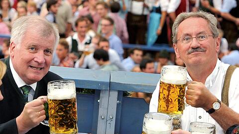 Horst Seehofer und Christian Ude beim Wiesn-Anstich 2011. In diesem Jahr will Seehofer auch wieder in Berlin das Oktoberfest feiern.
