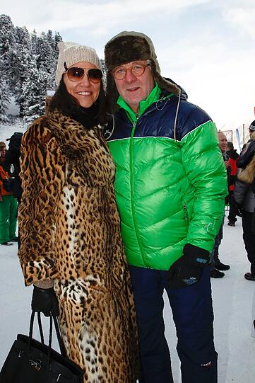 Die beiden gehen im Schnee garantiert nicht verloren: Sportkommentator Marcel Reif in farbenfrohen Daunen mit Frau Marion Kiechle beim 4. Tirol Cross Mountain in Kühtai.