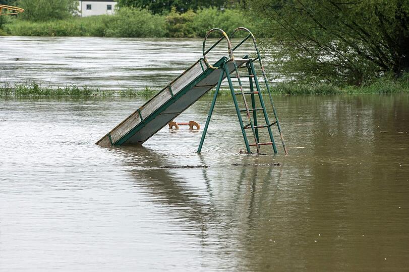 Auch bei Eining ist die Donau über die Ufer getreten: Auf diesem Spielplatz gibt es jetzt eine Wasserrutsche.