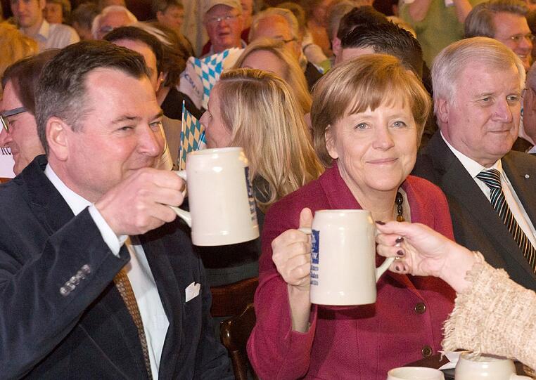 Josef Schmid und Angela Merkel stoßen auf den Endspurt im Münchner OB-Wahlkampf an.