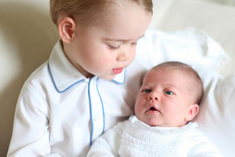 Die kleine Prinzessin Charlotte in den Armen ihres großen Bruders George