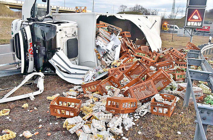Nach dem Lkw-Unfall dauerten die Aufräumarbeiten stundenlang.