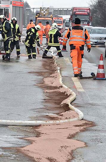 Bilder vom Unfall auf der A99: Mehrere Hundert Liter einer Abfall-Flüssigkeit sind ausgelaufen &ndash; die Autobahn musste zeitweise komplett gesperrt werden.
