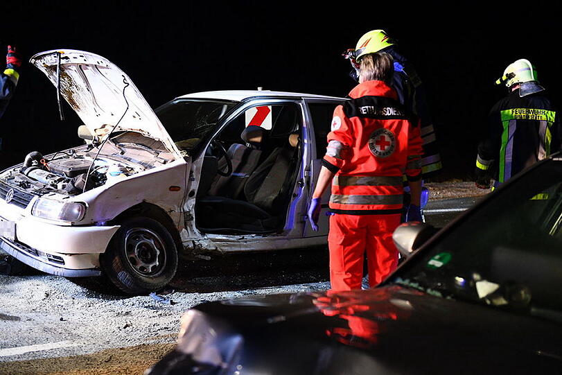 Beim Unfall in Grabenstätt erlitten drei Personen Verletzungen. Die Bilder von der Landstraße.