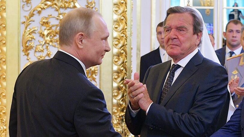 Bei der Amtseinführung von Wladimir Putin ist ein verdächtiger Ring an der Hand des Altkanzlers Gerhard Schröder zu sehen. Handelt es sich etwa um einen Ehering?