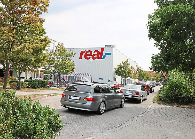 Auch wer einfach nur beim Real-Markt in der Alten Regensburger Straße einkaufen will, muss viel Geduld mitbringen.