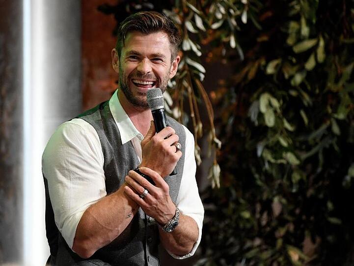 Chris Hemsworth will Muskeln zeigen.