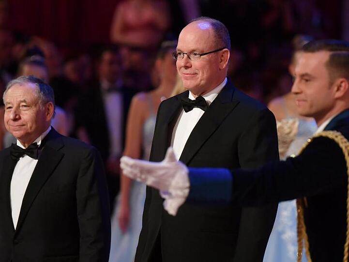 Fürst Albert (M) und Jean Todt auf dem Weg zu ihren Plätzen.