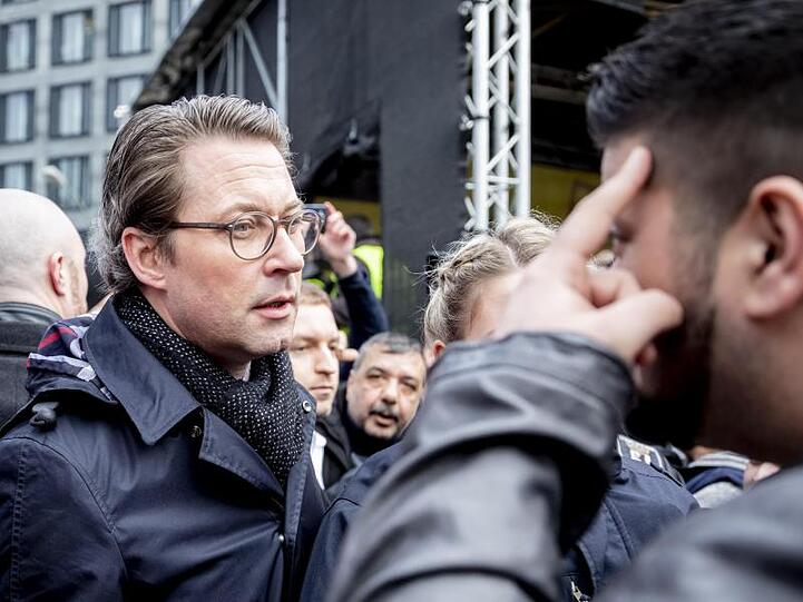 Andreas Scheuer (CSU), Bundesverkehrsminister, unterhält sich bei einer Kundgebung von Taxifahrern am Bundesverkehrsministerium mit einem Teilnehmer.