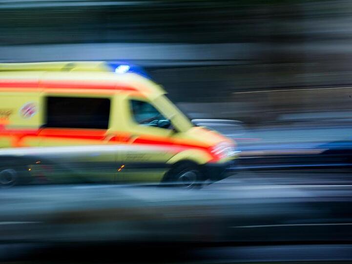 Ein Krankenwagen fährt mit Blaulicht bei einem Einsatz über die Straße. Foto: Arno Burgi/dpa-Zentralbild/dpa/Archivbild