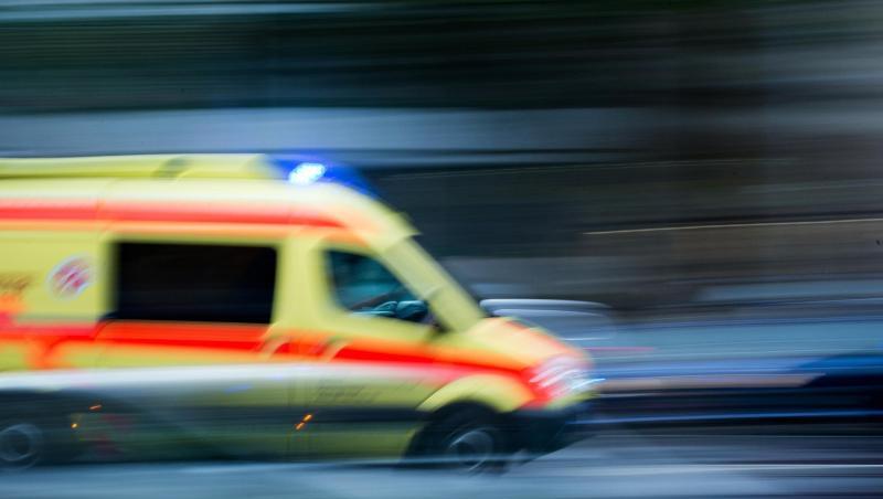Ein Krankenwagen fährt mit Blaulicht bei einem Einsatz über die Straße. Foto: Arno Burgi/dpa-Zentralbild/dpa/Archivbild Ein Krankenwagen fährt mit Blaulicht bei einem Einsatz über die Straße. Foto: Arno Burgi/dpa-Zentralbild/dpa/Archivbild