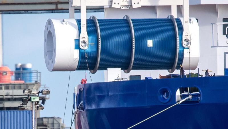 Ein Castor-Behälter wird vom Schiff in den Zug geladen. Ein Castor-Behälter wird vom Schiff in den Zug geladen.