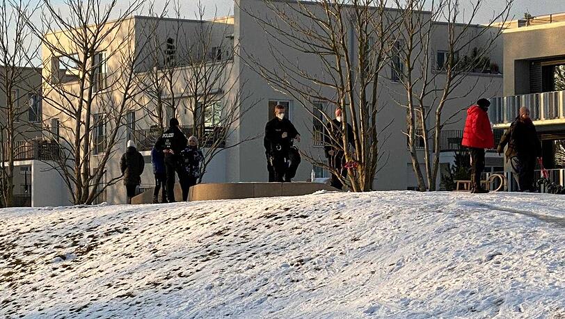 Auf dem Bild von Maximilian H. ist erkennbar, dass die Polizeibeamten Masken tragen und die Personen mit Schlitten nicht. Zu sehen sind hier fünf Zivilisten, ob die Gruppe zu diesem Zeitpunkt bereits aufgelöst wurde oder es sich wirklich nur um wenige Menschen handelte, ist unklar. Auf dem Bild von Maximilian H. ist erkennbar, dass die Polizeibeamten Masken tragen und die Personen mit Schlitten nicht. Zu sehen sind hier fünf Zivilisten, ob die Gruppe zu diesem Zeitpunkt bereits aufgelöst wurde oder es sich wirklich nur um wenige Menschen handelte, ist unklar.