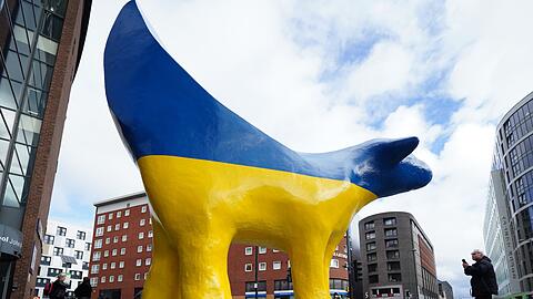 Die Superlambanana-Skulptur in Liverpool wurde in den Farben der ukrainischen Flagge gestrichen, bevor die Stadt am 13. Mai den Eurovision Song Contest ausrichtet.