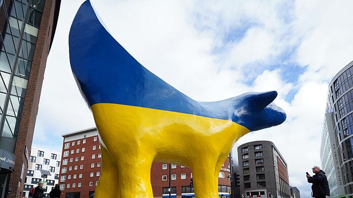 Die Superlambanana-Skulptur in Liverpool wurde in den Farben der ukrainischen Flagge gestrichen, bevor die Stadt am 13. Mai den Eurovision Song Contest ausrichtet.
