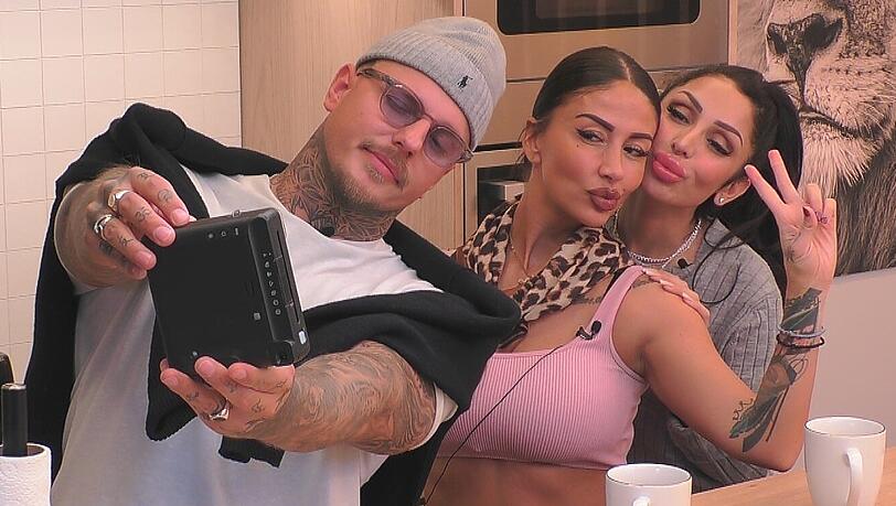 Für Christina Dimitriou (Mitte) und Pinar Sevim (rechts), hier mit Paco Herb (links), ist der Traum vom "Promi Big Brother"-Gewinn geplatzt. Für Christina Dimitriou (Mitte) und Pinar Sevim (rechts), hier mit Paco Herb (links), ist der Traum vom "Promi Big Brother"-Gewinn geplatzt.