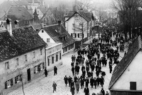 Ein Foto von 1920: Club-Fans pilgern zum alten FCN-Gelände in Zerzabelshof.