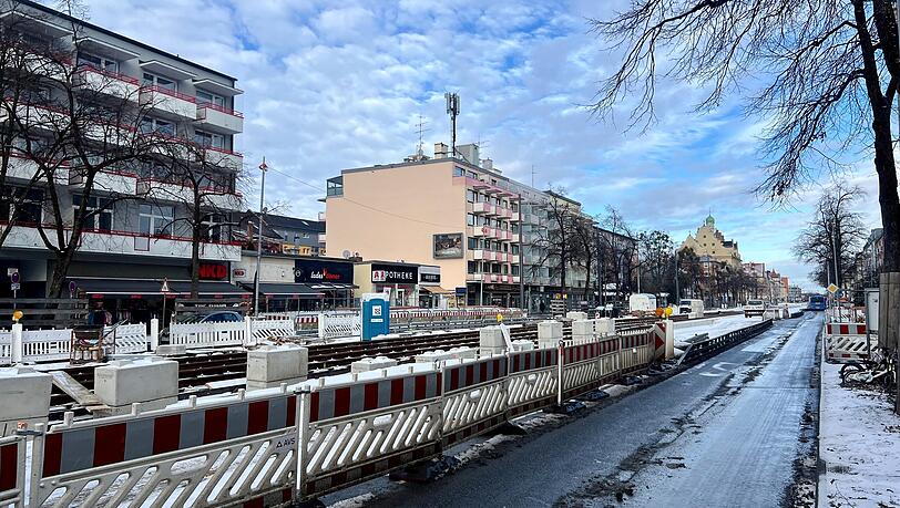 Auf der Gro&szlig;baustelle in der F&uuml;rstenrieder Stra&szlig;e geht es w&auml;hrend des Baus f&uuml;r die Tram-Westtangente sehr beengt zu.