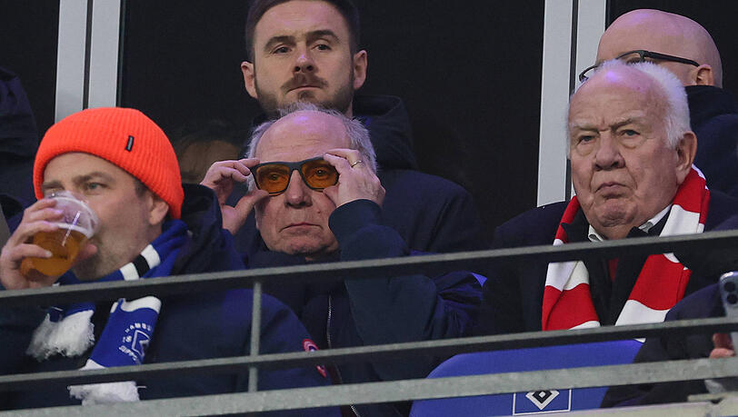 Stylisch und sinnvoll: Uli Hoene&szlig; mit einer Brille mit orangen Gl&auml;sern.