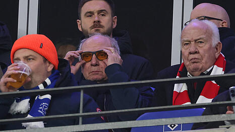 Stylisch und sinnvoll: Uli Hoene&szlig; mit einer Brille mit orangen Gl&auml;sern.