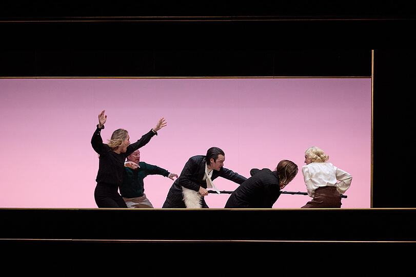 Heiterer Kulturkampf (von links): Johanna Eiworth, Stefan Merki, Vincent Redetzki, Maren Solty und Eva Bay in &bdquo;Wokey Wokey&ldquo;.