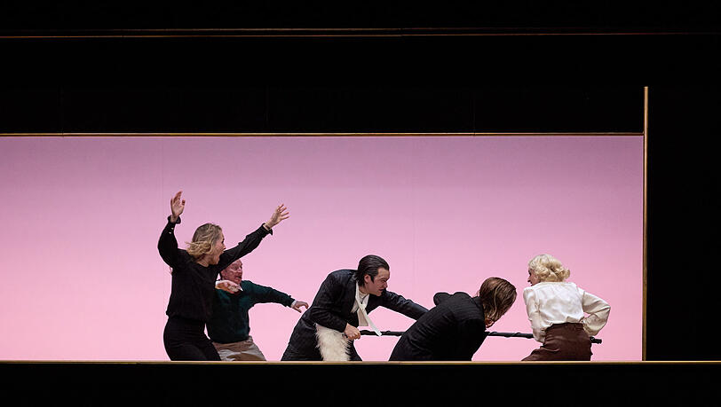 Heiterer Kulturkampf (von links): Johanna Eiworth, Stefan Merki, Vincent Redetzki, Maren Solty und Eva Bay in &bdquo;Wokey Wokey&ldquo;.