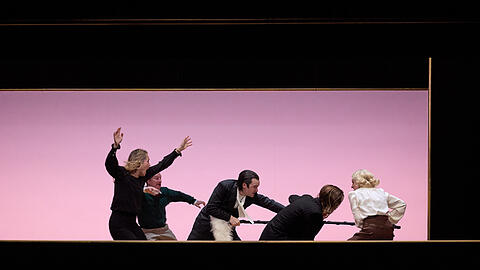 Heiterer Kulturkampf (von links): Johanna Eiworth, Stefan Merki, Vincent Redetzki, Maren Solty und Eva Bay in &bdquo;Wokey Wokey&ldquo;.