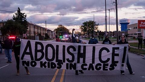 Das teils martialische Vorgehen von Beamten der Migrationsbeh&ouml;rde ICE hat in Trumps zweiter Amtszeit immer wieder zu Protest gef&uuml;hrt. (Archivbild)
