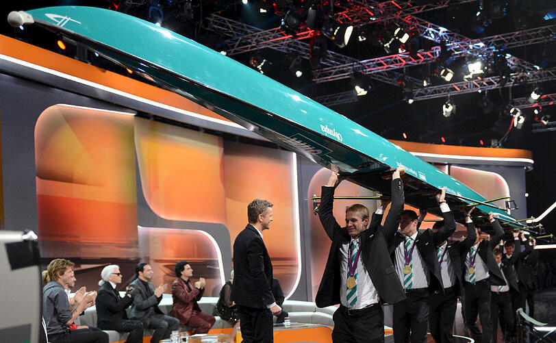 Auch bei Markus Lanz auf der "Wetten, dass...?"-Bühne machen die Jungs vom deutschen Ruder-Achter eine Superfigur - Sie haben gleich ihr Boot mitgebracht.