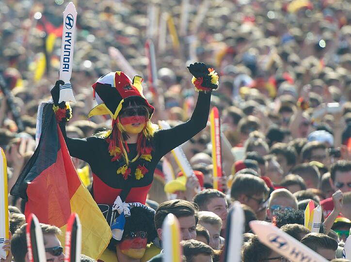 Seit 2006 ist die Fanmeiel in Berlin Anziehungspunkt für tausende Fußballverrückte Fans!