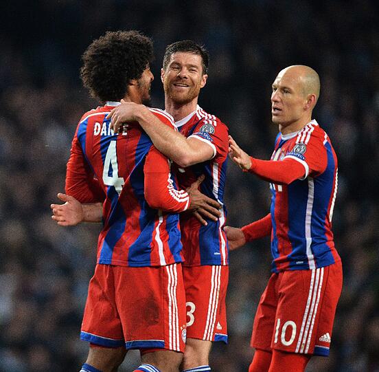 XABI ALONSO: NOTE 3.
Der spanische &bdquo;Auge&ldquo; - ein Libero vor der Abwehr, wenn auch spielstärker als der Ex-Kapitän. Alleiniger Sechser, das schmeckt ihm nicht. Aber mit sehr cleverem Freistoß zum 1:1 (40.) - klassisch ausgeguckt. Verheerender Fehlpass vor dem 2:2.