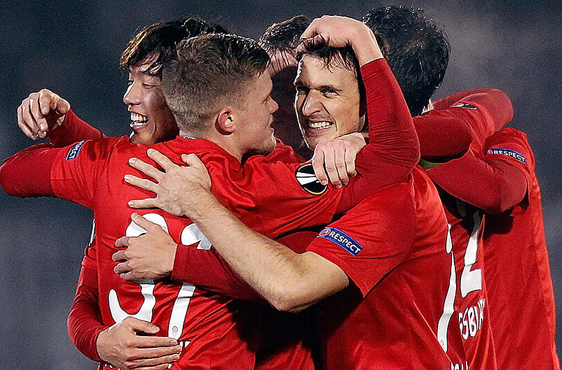 Die Spieler des FC Augsburg kurz nach dem Abpfiff in Belgrad im Freudentaumel.