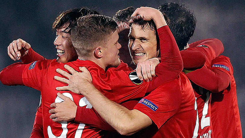 Die Spieler des FC Augsburg kurz nach dem Abpfiff in Belgrad im Freudentaumel. Die Spieler des FC Augsburg kurz nach dem Abpfiff in Belgrad im Freudentaumel.