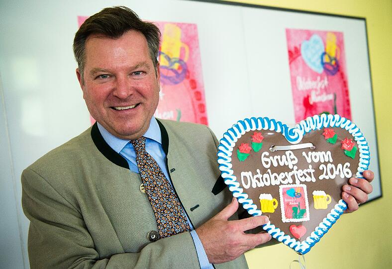 &bdquo;Wir lassen uns nicht in unserer Art zu feiern einschränken&ldquo;: Wiesn-Chef Josef Schmid mit Lebkuchenherz.