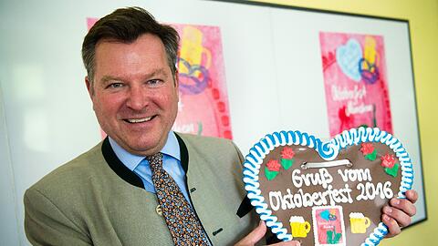 &bdquo;Wir lassen uns nicht in unserer Art zu feiern einschränken&ldquo;: Wiesn-Chef Josef Schmid mit Lebkuchenherz.